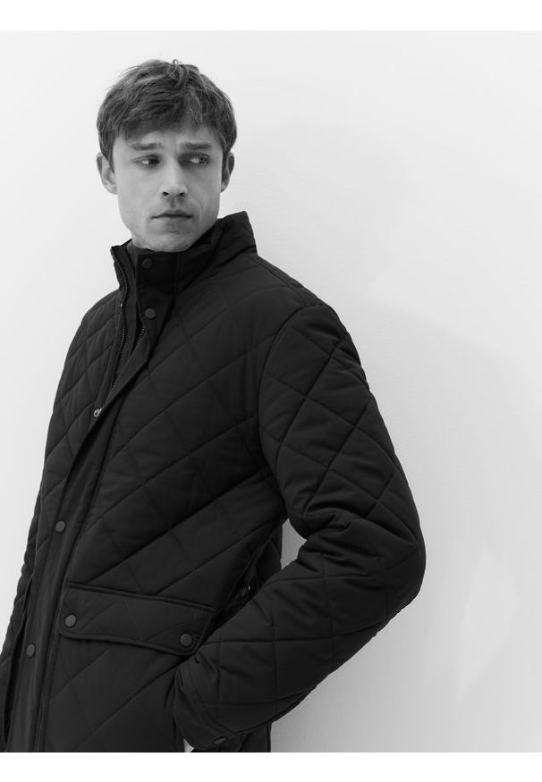 Reserved - Pikowana kurtka ze stójką - ciemnobrązowy. Typ kołnierza: kołnierzyk stójkowy. Kolor: brązowy. Materiał: tkanina