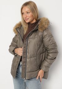 Born2be - Ciemnozielona Pikowana Kurtka o Trapezowym Kroju z Kapturem z Futrem Lanarela. Okazja: na co dzień. Typ kołnierza: kaptur. Kolor: zielony. Materiał: futro. Styl: casual, elegancki #4