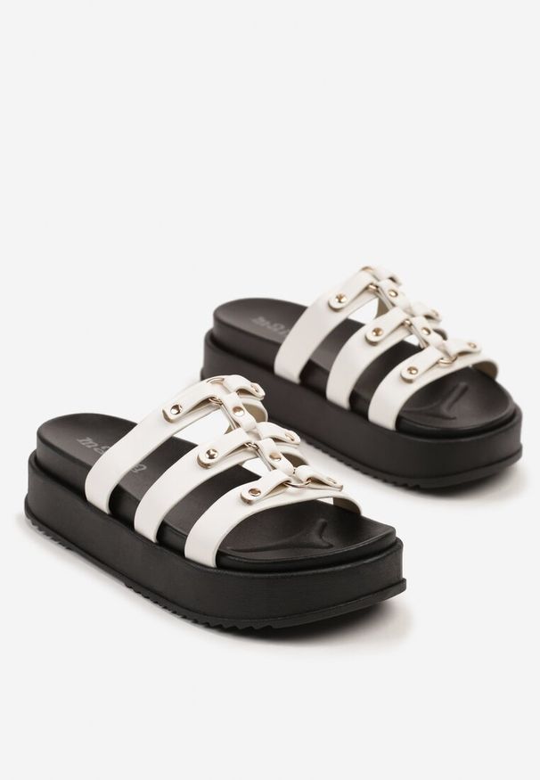 Born2be - Białe Klapki na Grubej Podeszwie z Metalicznymi Zdobieniami Damilene. Okazja: na co dzień. Kolor: biały. Materiał: jeans. Wzór: aplikacja. Styl: casual
