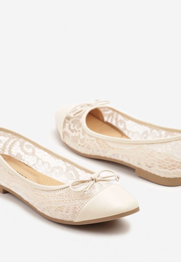 Renee - Beżowe Koronkowe Balerinki Vices z Ozdobną Kokardką Desanelis. Okazja: na co dzień. Kolor: beżowy. Materiał: koronka. Obcas: na obcasie. Styl: elegancki, casual. Wysokość obcasa: niski