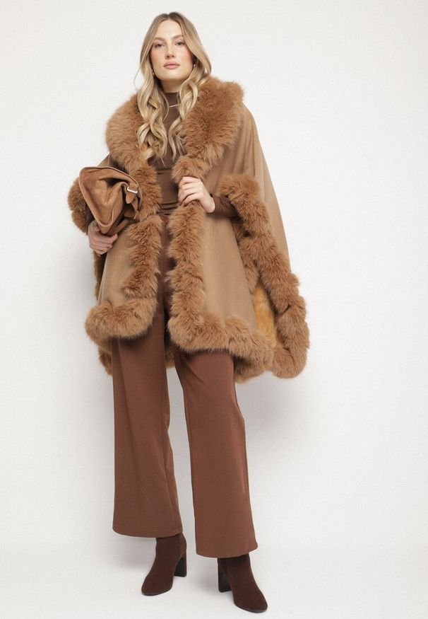 Born2be - Brązowe Ponczo z Wełną i Wiskozą Zdobione Futerkiem Tevilka. Okazja: na co dzień. Kolor: brązowy. Materiał: wełna, futro, wiskoza. Wzór: aplikacja. Styl: casual, elegancki