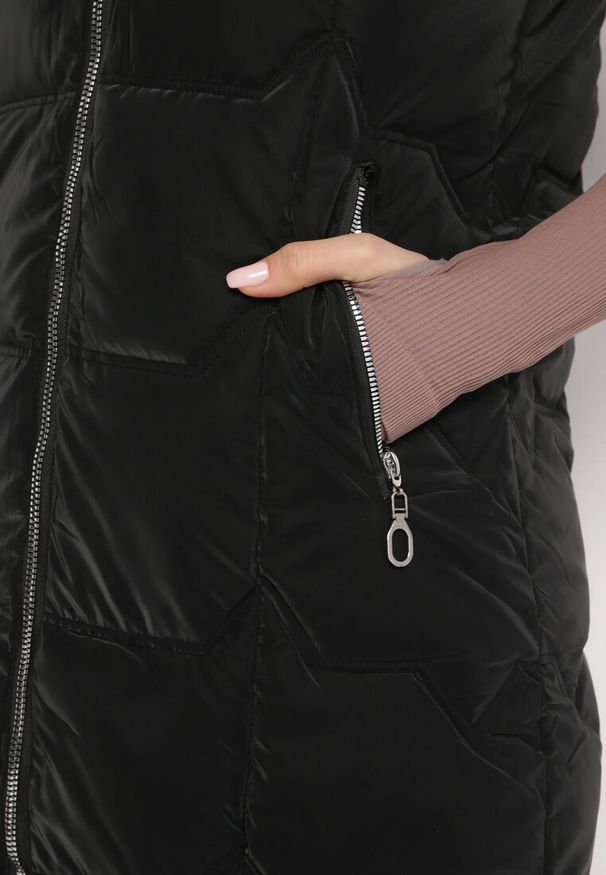 Born2be - Czarna Kamizelka o Długim Fasonie z Pikowaniem i Kapturem Kerenisa. Kolor: czarny. Długość: długie