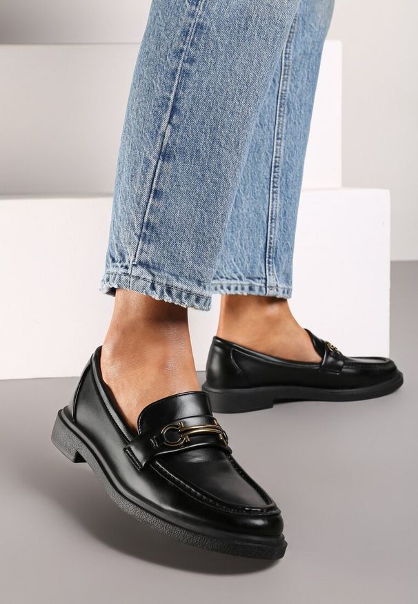 Born2be - Czarne Płaskie Mokasyny z Metalową Klamrą Evelithia. Okazja: na co dzień. Zapięcie: klamry. Kolor: czarny. Materiał: jeans. Obcas: na obcasie. Styl: klasyczny, elegancki, casual. Wysokość obcasa: niski