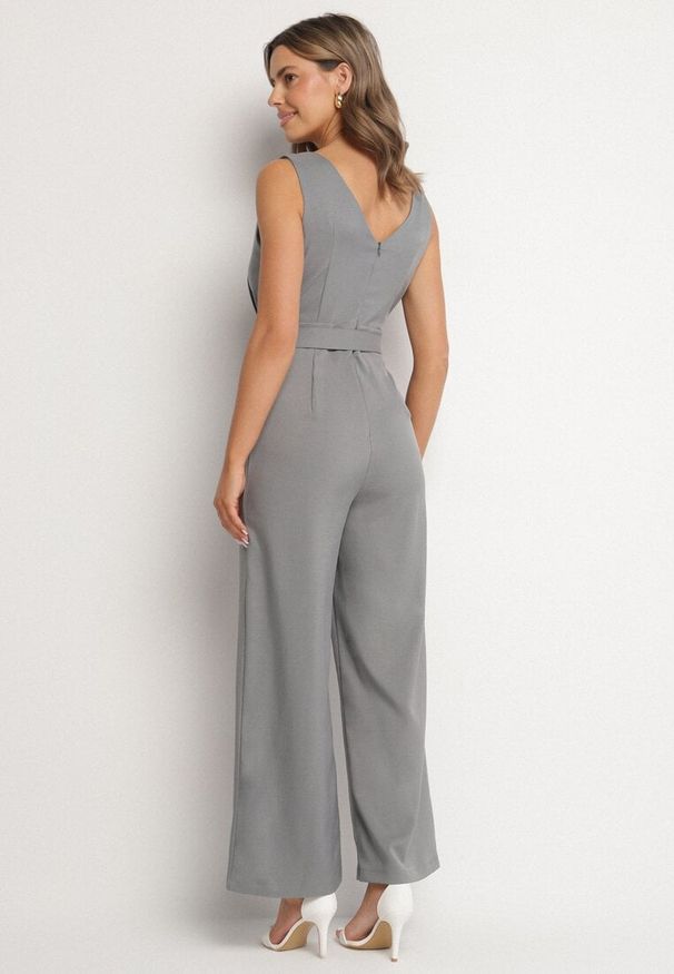 Born2be - Szary Kombinezon Taliowany z Kopertowym Dekoltem i Paskiem z Klamrą Ronivae. Okazja: na co dzień. Kolor: szary. Styl: klasyczny, casual, elegancki