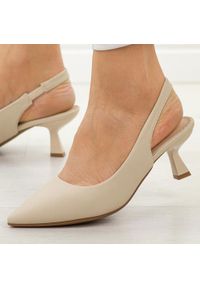 POTOCKI - Beżowe szpilki damskie Potocki 41315. Okazja: na ślub cywilny, na wesele, na imprezę. Kolor: beżowy. Materiał: skóra. Szerokość cholewki: normalna. Sezon: wiosna, lato. Obcas: na szpilce. Styl: elegancki, klasyczny, wizytowy. Wysokość obcasa: niski #1