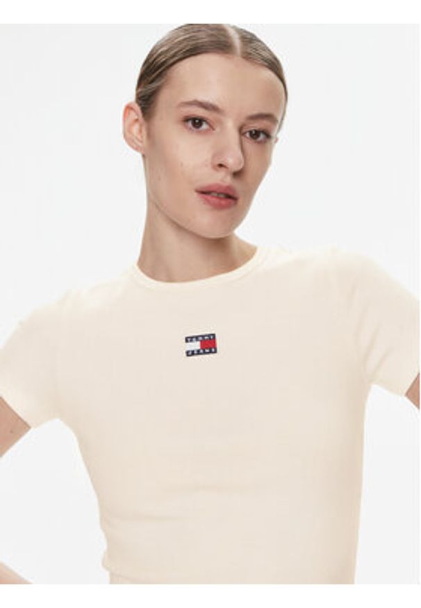 Tommy Jeans T-Shirt Badge DW0DW17881 Kremowy Slim Fit. Kolor: kremowy. Materiał: bawełna