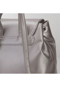 Wittchen - Damski plecak z zaokrągloną kieszenią z przodu. Kolor: beżowy. Materiał: skóra ekologiczna. Wzór: haft. Styl: elegancki #4