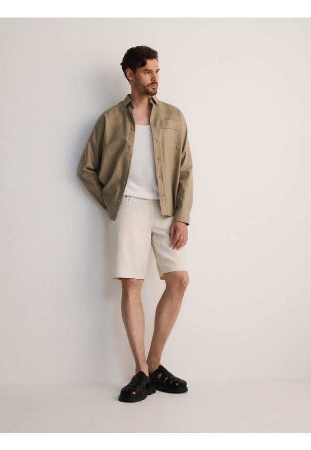 Reserved - Szorty regular fit - beżowy. Kolor: beżowy. Materiał: bawełna, tkanina