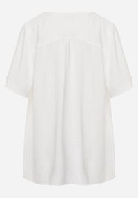 Born2be - Biała Bluzka z Krótkimi Rękawami i Ozdobnym Haftem Emmania. Okazja: na co dzień. Kolor: biały. Długość rękawa: krótki rękaw. Długość: krótkie. Wzór: haft. Styl: casual #5