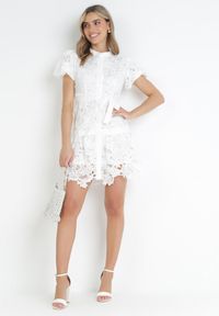 Born2be - Biała Koszulowa Sukienka Mini z Koronkowej Tkaniny i Materiałowym Paskiem Sumelli. Kolor: biały. Materiał: koronka, materiał, tkanina. Długość rękawa: krótki rękaw. Wzór: aplikacja. Sezon: wiosna, lato. Typ sukienki: koszulowe. Długość: mini #2