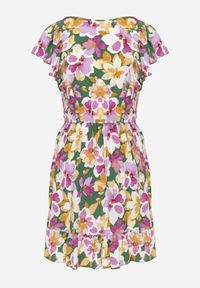 Renee - Zielono-Różowa Taliowana Bawełniana Sukienka w Kwiaty z Falbanami przy Ramionach z Gumką w Talii Nelova. Kolor: zielony. Materiał: bawełna. Długość rękawa: krótki rękaw. Wzór: kwiaty. Sezon: lato. Styl: wizytowy, elegancki #5