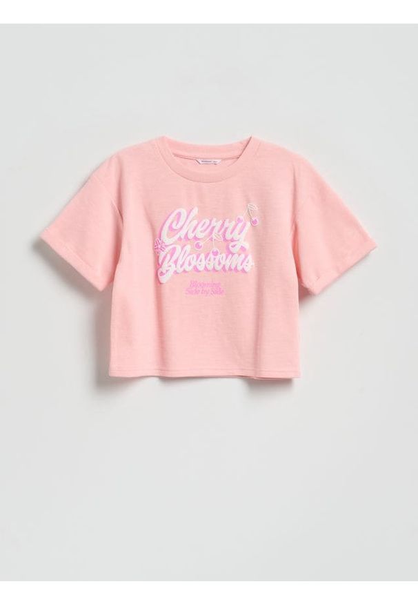 Reserved - Krótki t-shirt z nadrukiem - brzoskwiniowy. Kolor: pomarańczowy. Materiał: dzianina, bawełna. Długość: krótkie. Wzór: nadruk