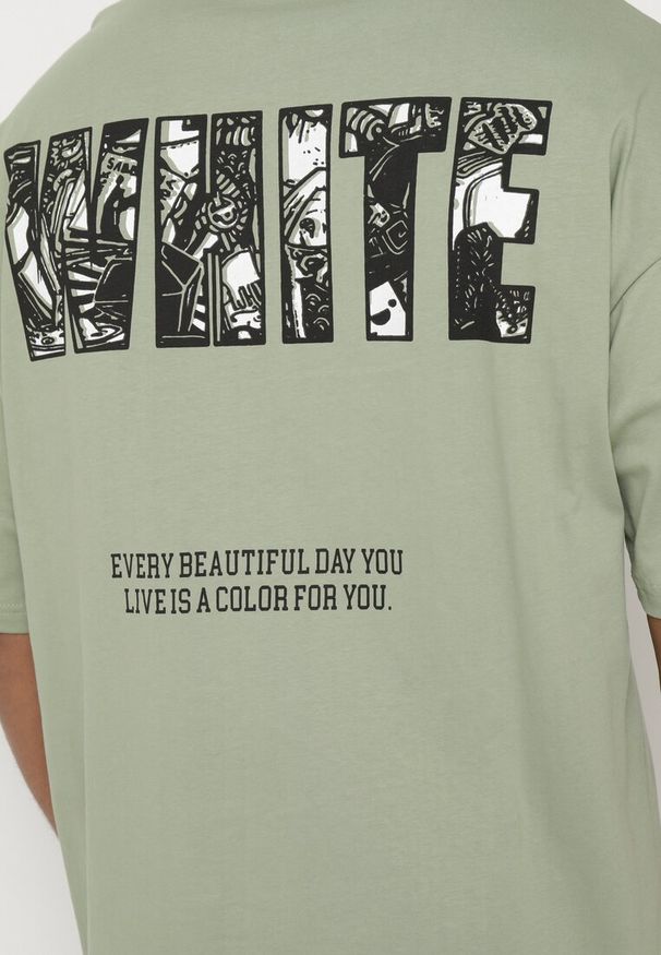 Born2be - Jasnozielona Bawełniana Koszulka T-shirt z Ozdobnym Nadrukiem Sanestia. Okazja: na co dzień. Kolor: zielony. Materiał: bawełna. Wzór: nadruk. Styl: klasyczny, casual, elegancki