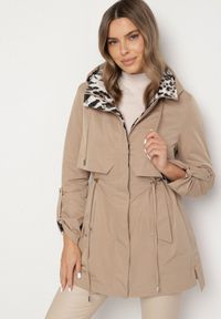 Born2be - Ciemnobeżowa Kurtka w Stylu Parki z Odpinanym Kapturem i Ozdobną Podszewką Ismerife. Okazja: na co dzień, na spacer. Kolor: beżowy. Styl: casual #1