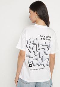 Born2be - Biało-Niebieski Bawełniany T-shirt z Napisami Hallena. Okazja: na co dzień, na spotkanie biznesowe. Kolor: biały. Materiał: bawełna. Wzór: napisy. Styl: biznesowy, klasyczny, elegancki, casual #6