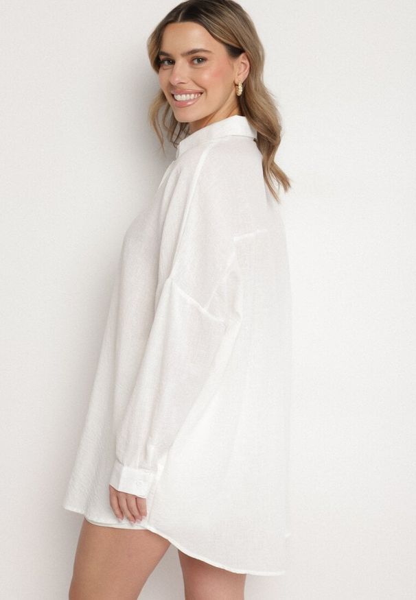 Born2be - Biała Klasyczna Koszula o Kroju Oversize Maronira. Okazja: na co dzień. Typ kołnierza: kołnierzyk klasyczny. Kolor: biały. Materiał: jeans. Styl: klasyczny