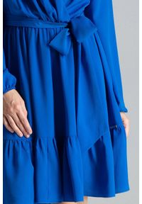 Lenitif - Rozkloszowana kopertowa sukienka midi z falbaną BOHO szafir. Okazja: na imprezę, na randkę. Typ kołnierza: kokarda. Kolor: niebieski. Długość rękawa: długi rękaw. Typ sukienki: kopertowe. Styl: boho. Długość: midi #2