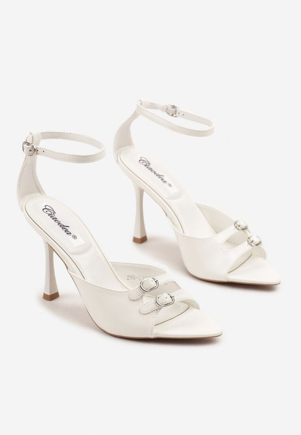 Renee - Białe Sandały na Szpilce z Paskami z Klamrami Nevifa. Okazja: do pracy, na spotkanie biznesowe, na imprezę. Nosek buta: otwarty. Zapięcie: klamry. Kolor: biały. Wzór: aplikacja. Materiał: jeans. Obcas: na szpilce. Styl: glamour, biznesowy, elegancki. Wysokość obcasa: średni