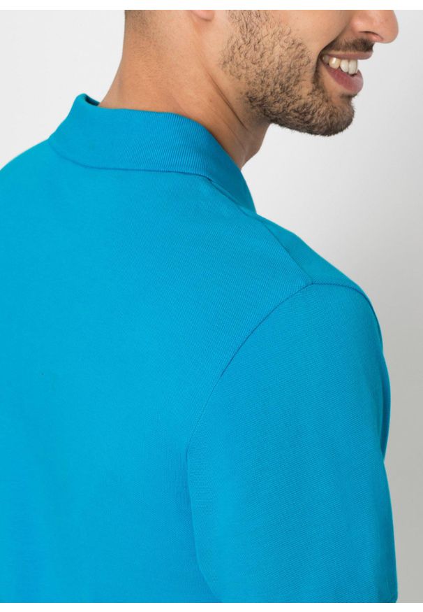 bonprix - Koszulka polo z czystej bawełny organicznej piqué. Typ kołnierza: polo. Kolor: niebieski. Materiał: bawełna. Długość rękawa: krótki rękaw. Długość: krótkie