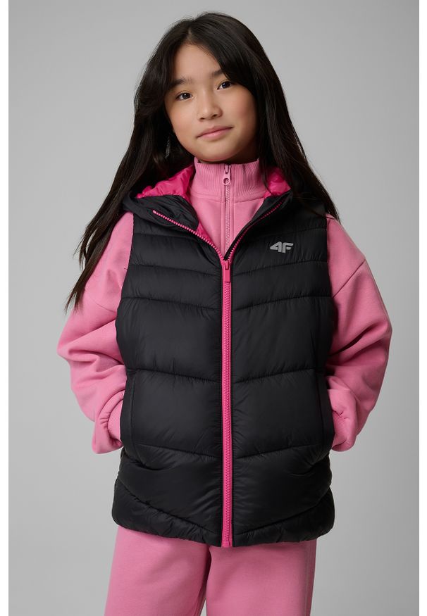 4f - 4F Bezrękawnik z wypełnieniem syntetycznym dziewczęcy - czarny 122 (6-7 lat). Okazja: na spacer, na co dzień, na uczelnię. Typ kołnierza: kołnierzyk stójkowy. Kolor: czarny. Materiał: syntetyk. Długość rękawa: bez rękawów. Sezon: lato. Styl: casual