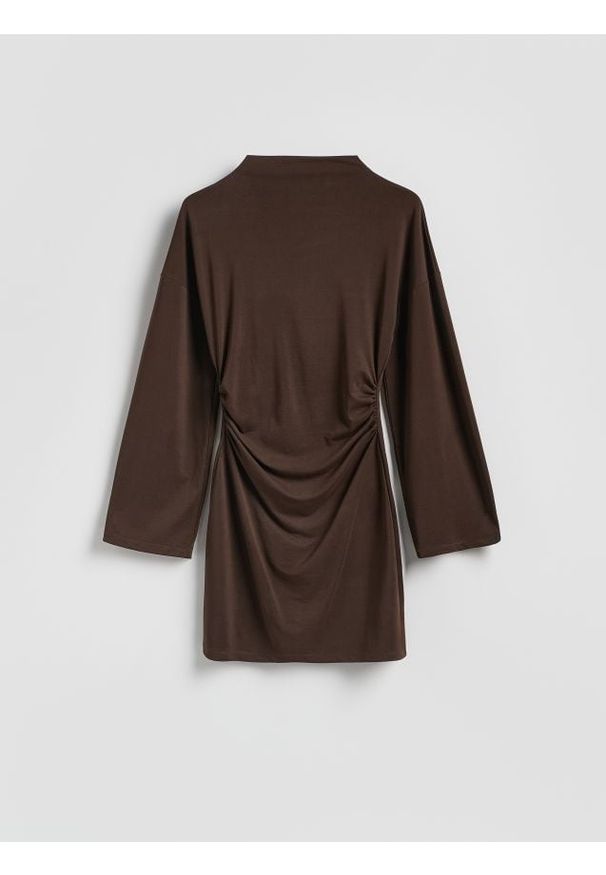 Reserved - Sukienka z marszczeniem - ciemnobrązowy. Kolor: brązowy. Materiał: dzianina