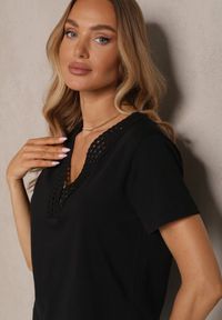 Renee - Czarny Bawełniany T-shirt z Wiskozą i Ażurowym Wzorem Fenirea. Okazja: na co dzień. Kolor: czarny. Materiał: bawełna, wiskoza. Wzór: ażurowy. Styl: casual, elegancki