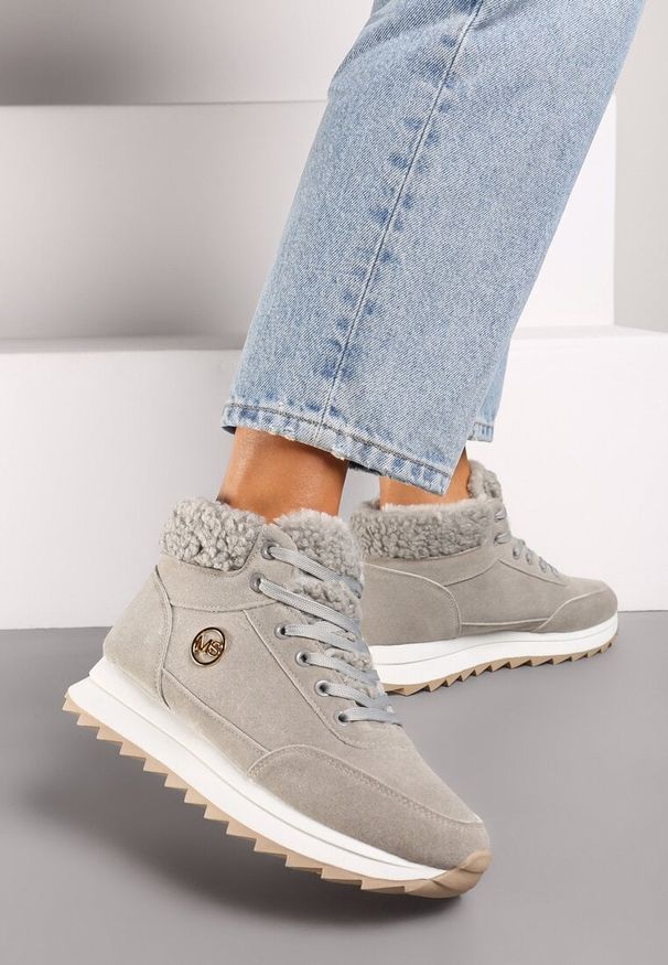 Born2be - Szare Sneakersy na Grubej Platformie z Metaliczną Aplikacją i Barankiem Irinala. Okazja: na spacer. Nosek buta: okrągły. Zapięcie: sznurówki. Kolor: szary. Wzór: aplikacja. Materiał: jeans, futro. Obcas: na platformie. Wysokość obcasa: niski. Sport: turystyka piesza
