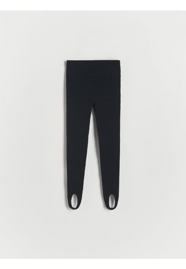 Reserved - Legginsy z zapiętkiem - czarny. Kolor: czarny. Materiał: dzianina. Wzór: prążki