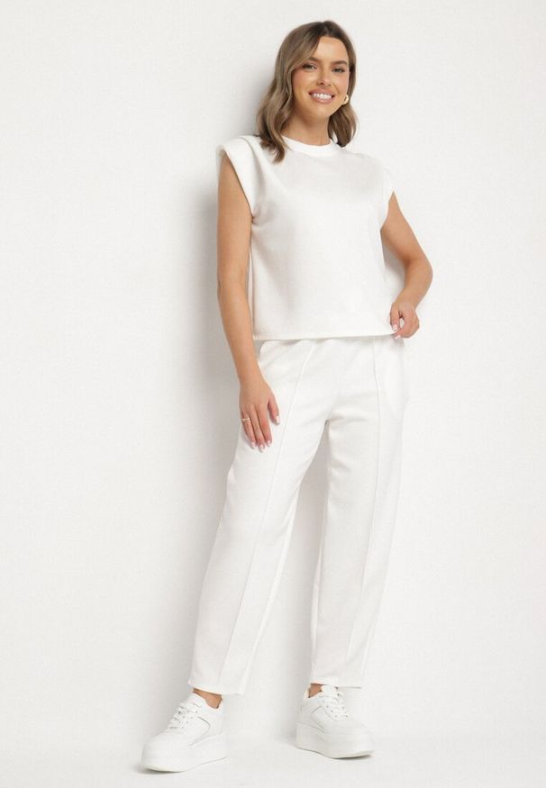 Born2be - Biały Komplet Dresowy z Wiskozą Bluzka Bez Rękawów i Spodnie z Gumką w Talii Nitadora. Kolor: biały. Materiał: wiskoza, dresówka. Sport: turystyka piesza