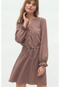 Nife - Wiskozowa koszulowa sukienka wiązana w talii w kolorze mocca. Okazja: do pracy. Materiał: wiskoza. Typ sukienki: koszulowe