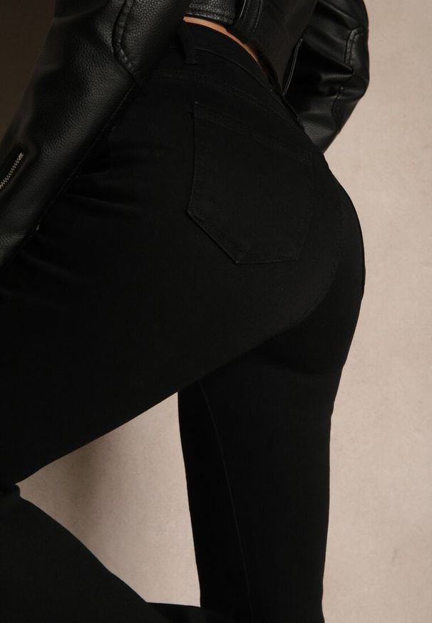 Renee - Czarne Jeansy Regular Waist o Kroju Dzwonów Tendrre. Kolor: czarny