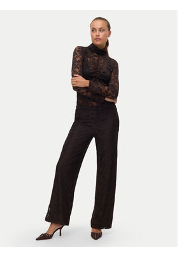 Vero Moda Spodnie materiałowe Neline 10335568 Brązowy Regular Fit. Kolor: brązowy. Materiał: syntetyk