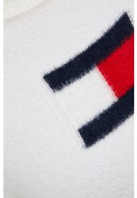 Tommy Jeans sweter z domieszką wełny DW0DW11719.PPYY damski kolor biały z golfem. Okazja: na co dzień. Typ kołnierza: golf. Kolor: biały. Materiał: wełna. Styl: casual #3