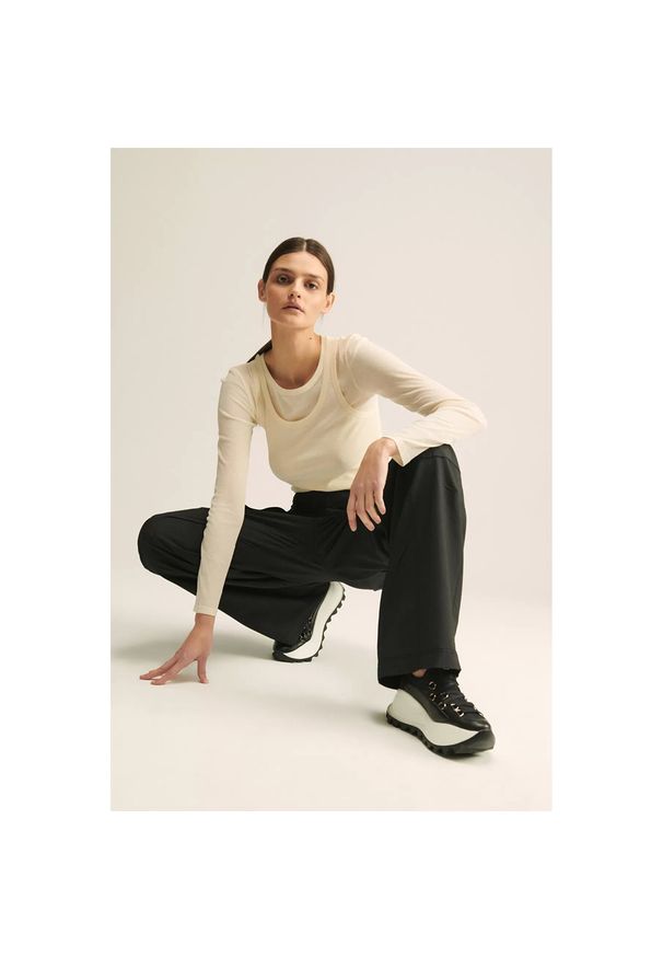 Czarne Sneakersy Carinii Modne Obuwie Damskie. Okazja: na co dzień, na spacer. Kolor: czarny. Obcas: na obcasie. Wysokość obcasa: średni. Sport: turystyka piesza