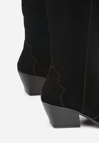 Renee - Czarne Kozaki Typu Kowbojki na Stożku z Naturalnego Zamszu Adeora. Okazja: na co dzień. Zapięcie: sprzączka. Kolor: czarny. Materiał: zamsz. Obcas: na stożku. Styl: casual, elegancki #4