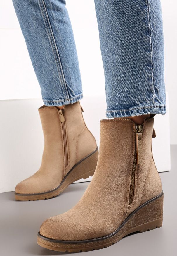 Renee - Beżowe Botki na Koturnie z Ozdobnym Suwakiem Houtanie. Okazja: na co dzień. Kolor: beżowy. Materiał: materiał. Obcas: na koturnie. Styl: elegancki, casual