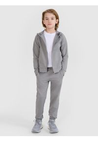 4f - 4F Bluza sportowa rozpinana z kapturem chłopięca - szara 122/128 (6-8 lat). Okazja: na co dzień. Typ kołnierza: kaptur. Kolor: szary. Materiał: dzianina, włókno, syntetyk, materiał, elastan. Długość rękawa: raglanowy rękaw. Wzór: gładki, ze splotem, jednolity. Sezon: lato. Styl: sportowy