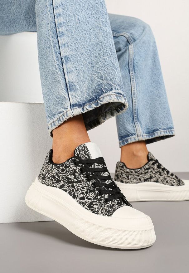 Born2be - Czarne Trampki na Grubej Tłoczonej Podeszwie w Abstrakcyjny Wzór Desiliana. Okazja: na spacer. Nosek buta: okrągły. Kolor: czarny. Materiał: jeans
