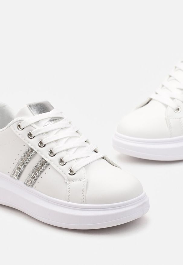 Renee - Biało-Srebrne Sznurowane Sneakersy z Imitacji Skóry Ozdobione Paskami z Cyrkoniami Isolinna. Okazja: na co dzień. Zapięcie: pasek. Kolor: biały. Materiał: skóra. Wzór: aplikacja