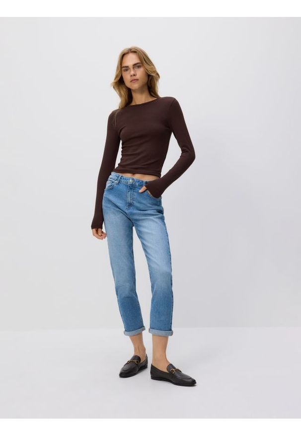 Reserved - Jeansy boyfriend slim - niebieski. Kolor: niebieski. Materiał: jeans
