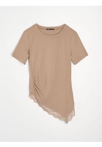Sinsay - Bluzka z asymetrycznym dołem z domieszką wiskozy - beżowy. Kolor: beżowy. Materiał: wiskoza