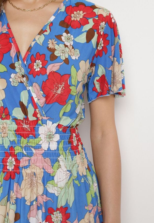 Born2be - Niebieska Sukienka w Kwiaty z Kopertowym Dekoltem i Gumkami w Pasie Lomanda. Okazja: na co dzień, na spacer. Typ kołnierza: dekolt kopertowy. Kolor: niebieski. Wzór: kwiaty. Sezon: lato. Typ sukienki: kopertowe. Styl: casual, klasyczny, elegancki. Długość: midi