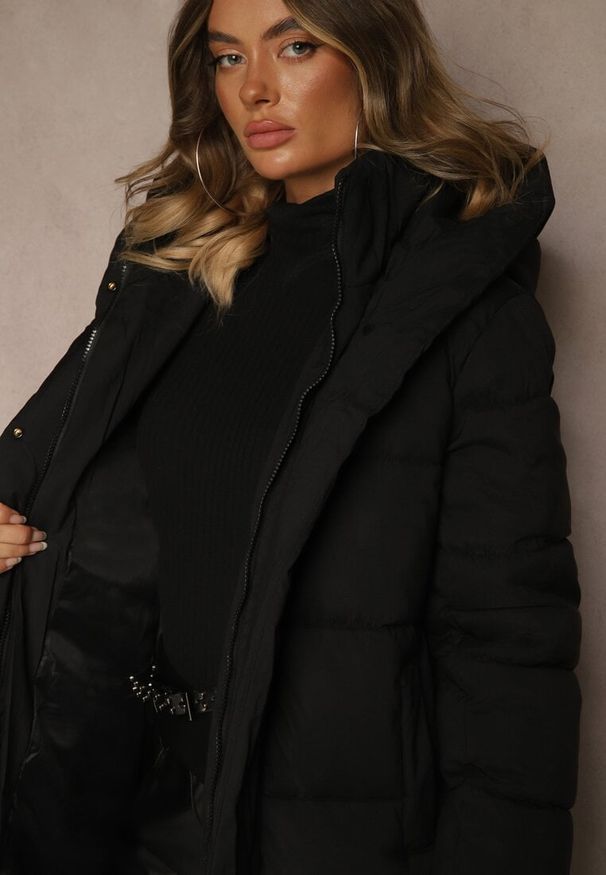 Renee - Czarna Zimowa Kurtka z Pikowanymi Przeszyciami Kapturem i Bocznymi Napami Alarisse. Okazja: na imprezę, na co dzień. Kolor: czarny. Materiał: jeans. Sezon: zima. Styl: casual