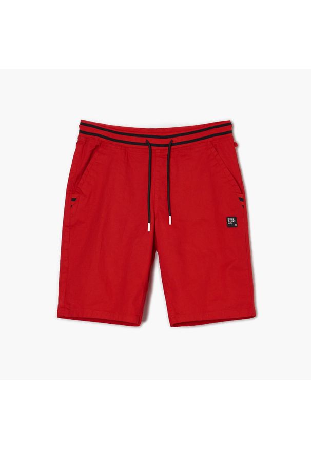 Cropp - Czerwone szorty jogger - Czerwony. Kolor: czerwony. Materiał: bawełna, tkanina. Długość: krótkie. Wzór: aplikacja