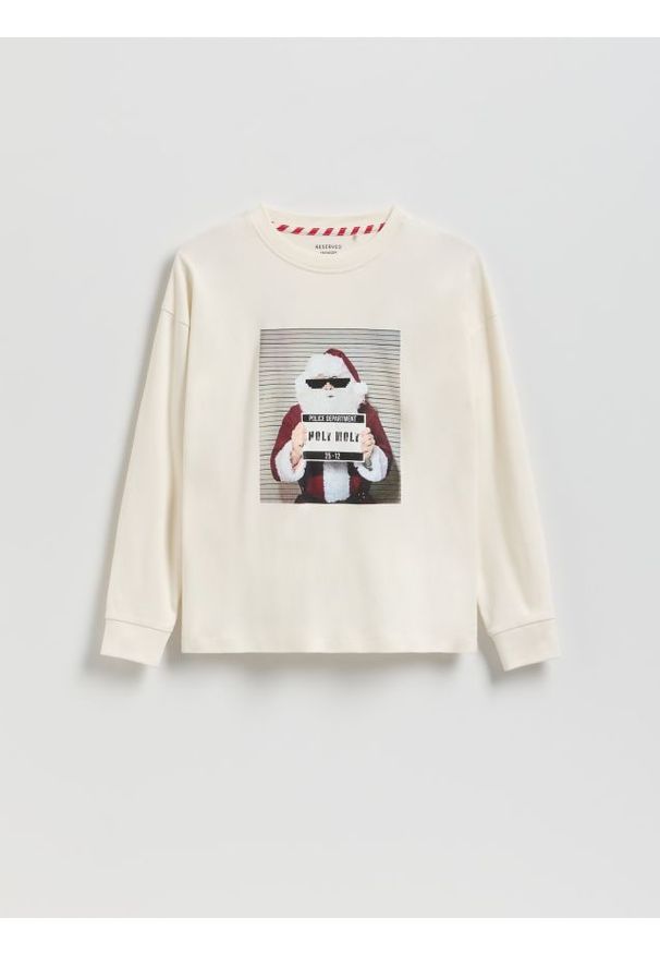 Reserved - Świąteczny longsleeve z nadrukiem - złamana biel. Materiał: bawełna, dzianina. Długość rękawa: długi rękaw. Wzór: nadruk. Styl: wizytowy