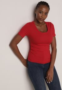 Born2be - Czerwony Prążkowany T-shirt Ozdobiony po Bokach Marszczeniem Nedisa. Okazja: na co dzień. Kolor: czerwony. Materiał: prążkowany. Wzór: aplikacja. Styl: casual #2