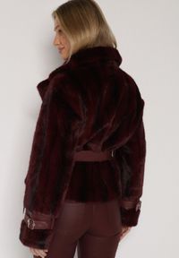 Born2be - Bordowa Futrzana Kurtka z Paskiem z Imitacji Skóry i Ozdobnymi Sprzączkami Oryss. Okazja: na co dzień. Kolor: czerwony. Materiał: skóra, futro. Styl: casual #5