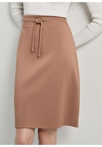 Ochnik - Camelowa ołówkowa spódnica z troczkami. Kolor: brązowy. Materiał: wiskoza #4
