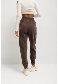 Marsala - Spodnie dresowe typu jogger w kolorze COFFEE SHAKE skin peach - DISPLAY-XL. Stan: podwyższony. Materiał: dresówka. Styl: elegancki