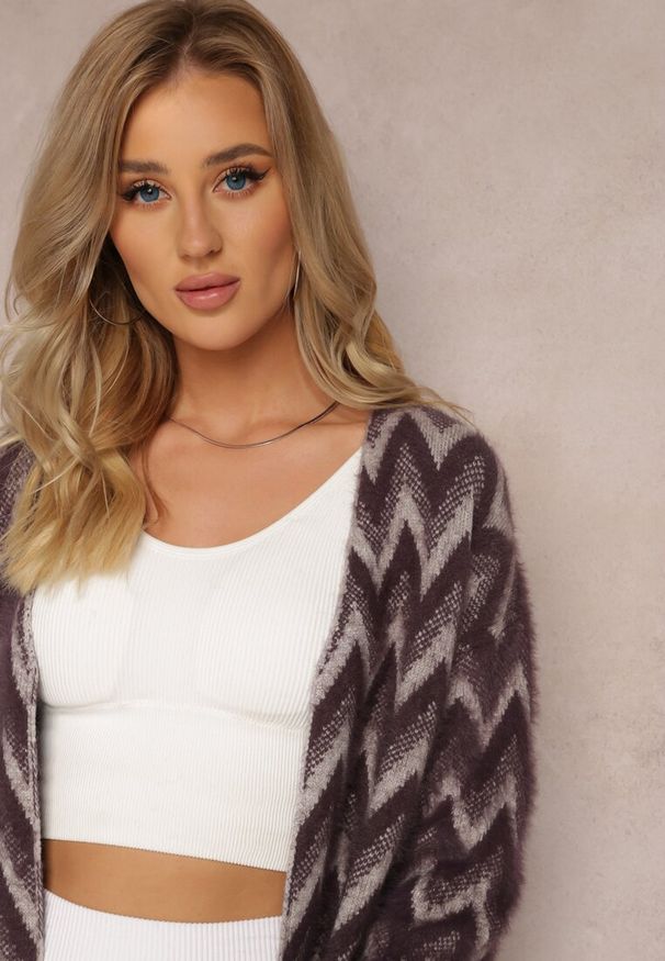 Renee - Ciemnofioletowy Niezapinany Kardigan o Przedłużonym Fasonie w Zygzaki Chevron Oherna. Kolor: fioletowy. Materiał: tkanina. Długość: długie. Wzór: paski